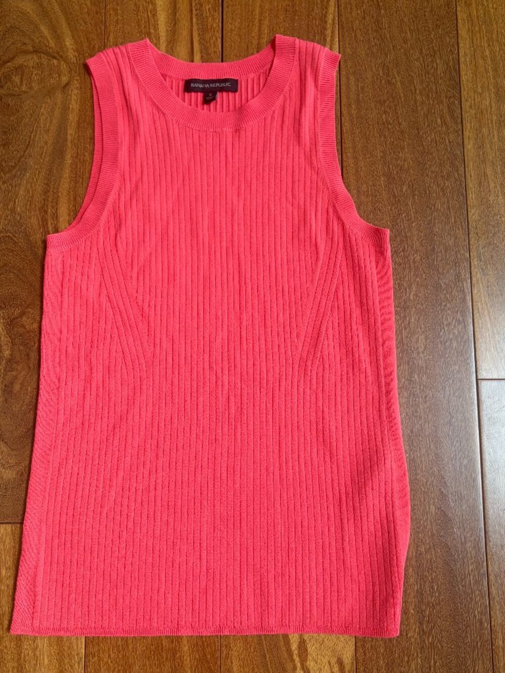 Banana Republic sleeveless bright magenta ribbed top